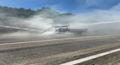 Seyir halindeki kamyonet yanarak kullanılamaz hale geldi