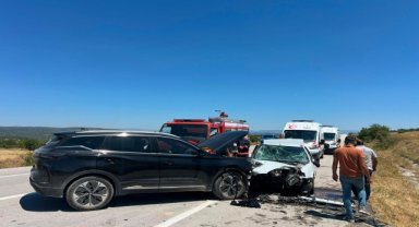 Sinop'ta ciple otomobilin çarpıştığı kazada 6 kişi yaralandı