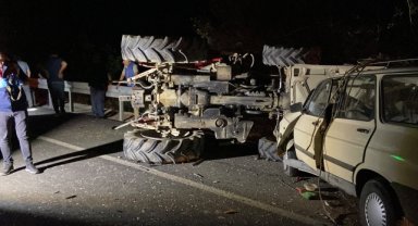 Traktör ile otomobilin çarpıştığı kazada ölüler ve yaralılar var