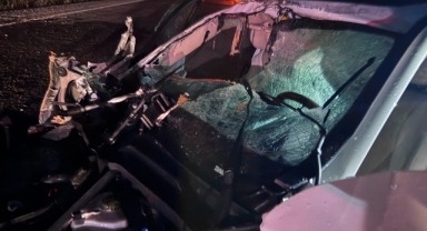 Traktöre çarpan Mercedes hurda yığınına döndü: 4 yaralı