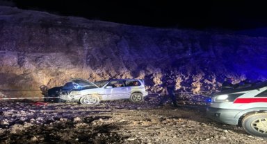 Uçuruma yuvarlanan cipteki 2 genç öldü, 1 kişi yaralandı