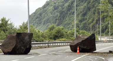Yamaçtan kopan kaya parçaları Karadeniz Sahil Yolu'na düştü
