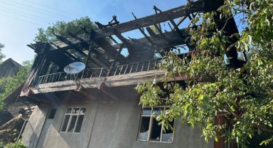 Yangın çıkan ev kullanılamaz hale geldi