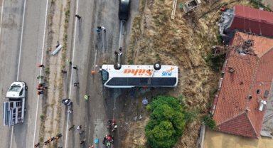Yolcu otobüsü devrildi, ölü ve yaralılar var 