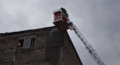 5 katlı binanın çatısında çıkan yangın söndürüldü
