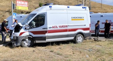 Abulans ile pikabın çarpışması sonucu 5 kişi yaralandı