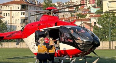 Ambulans helikopter üzerine kaynar su dökülen bebek için havalandı