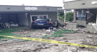 Bahçe duvarını yıkarak eve çarpan otomobilin sürücüsü yaralandı