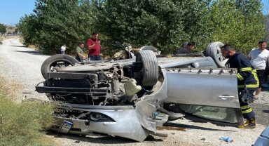 Devrilen otomobildeki 6 kişi yaralandı