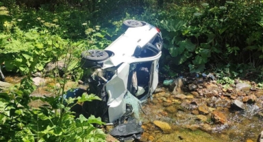  Giresun’da otomobil dereye uçtu