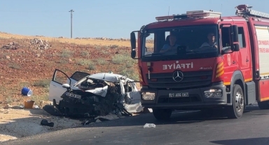 İki araç kafa kafaya çarpıştı: 2 ölü, 4 yaralı