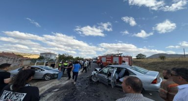 İki otomobilin çarpıştığı kazada 7 kişi yaralandı