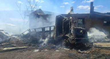 Kastamonu'da çıkan yangında ahır, samanlık ve kamyon yandı