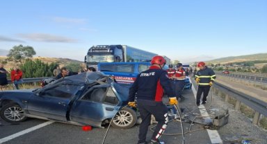 Kaza yapan otomobildeki anne ve oğlu öldü, baba ve kızı yaralandı