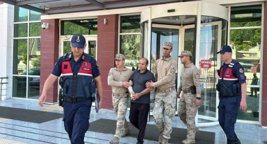 Komşusunun evini ateşe verip tabancayla 1 kişiyi öldüren 4 kişiyi de yaralayan zanlı tutuklandı