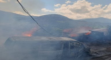 Öldürdüğü komşusunun evini ve aracını ateşe verdi