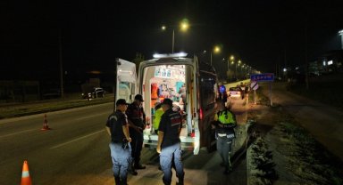Orta refüje çarpan hafif ticari araçtaki anne ve oğlu yaralandı