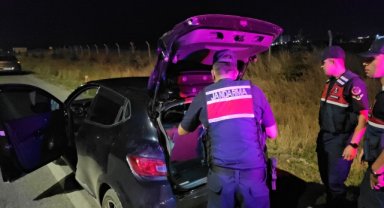 Otomobilde hareketsiz bulunan kişi hastaneye kaldırıldı