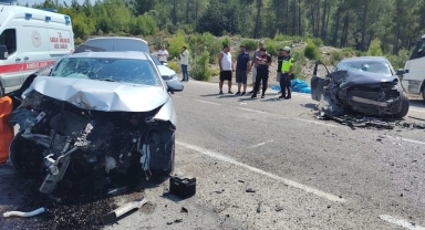 Otomobiller çarpıştı: 1 ölü, 3 yaralı