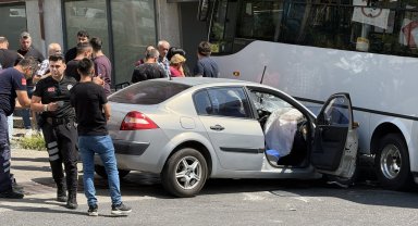 Özel halk otobüsü ile otomobilin çarpıştığı kazada 7 kişi yaralandı