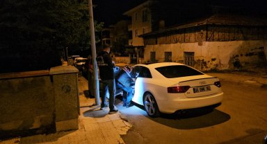 Park halindeki araç kurşunlandı