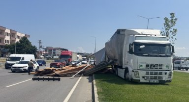 Samsun'da kazaya karışan tırdan yola saçılan keresteler ulaşımı aksattı