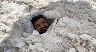 Sıcaktan kaçıp karın içine girdi! O kentte ilginç serinleme yöntemi görenleri şaşırttı