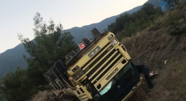 Sinop'ta devrilen kamyondaki 2 kişi yaralandı