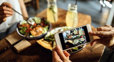 Sosyal medyadaki yemek videoları kontrolsüz yeme eğilimini artırıyor