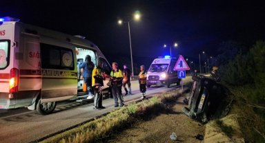 Su tahliye kanalına devrilen otomobildeki 2 kişi yaralandı