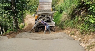 Tirebolu’da Köy Yoluna Betonlama Çalışması