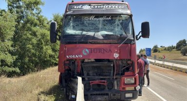Tırla çarpışan traktörün sürücüsü hayatını kaybetti