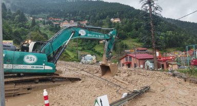 Trabzon'da sağanak nedeniyle taşan derede çalışmalar sürüyor
