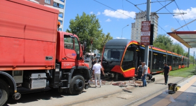 Tramvayın çarptığı genç kadın hayatını kaybetti