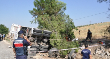 Yolcu otobüsü kamyona çarptı: 1 ölü, 7 yaralı