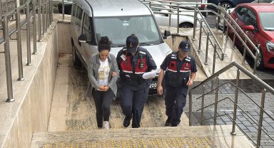 17 yaşındaki kızlarını darbedip zincirle bağladıkları iddia edilen anne ve baba adliyede