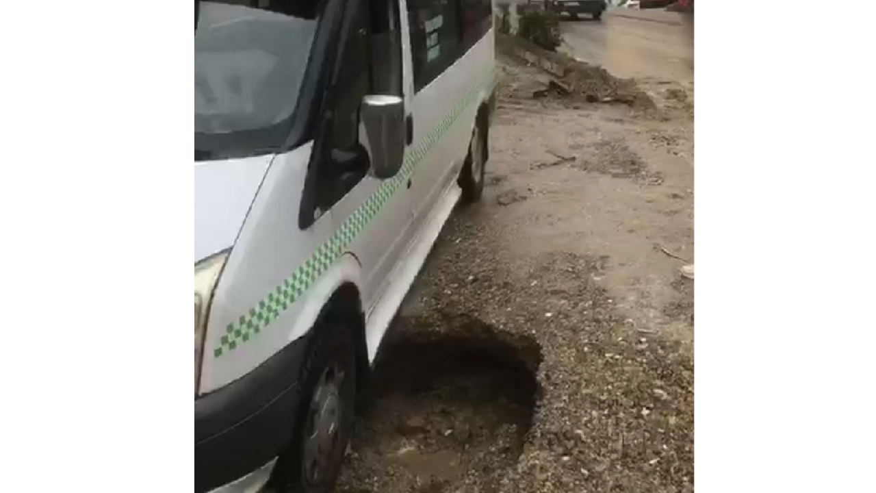 Altyapı Çalışmasında Felakete Ramak Kaldı: Dolmuş Çukura Düştü!