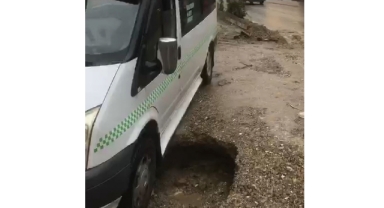 Altyapı Çalışmasında Felakete Ramak Kaldı: Dolmuş Çukura Düştü!