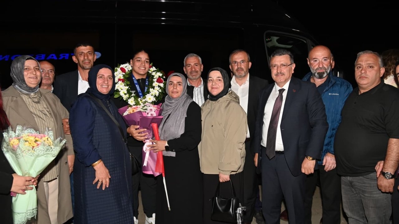 Avrupa şampiyonu milli boksör Havvanur Kethüda, Trabzon'da coşkuyla karşılandı