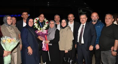 Avrupa şampiyonu milli boksör Havvanur Kethüda, Trabzon'da coşkuyla karşılandı