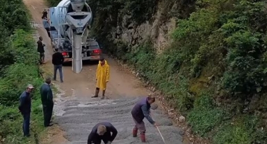 Aydındere'de Yol Betonlama Çalışmaları Sürüyor