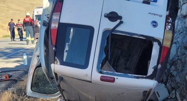 Çorum'da takla atan hafif ticari araçtaki 6 kişi yaralandı
