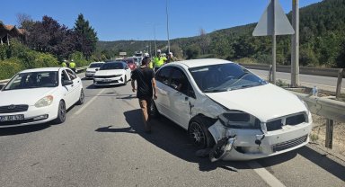 Çorum'da üç aracın karıştığı trafik kazasında 5 kişi yaralandı