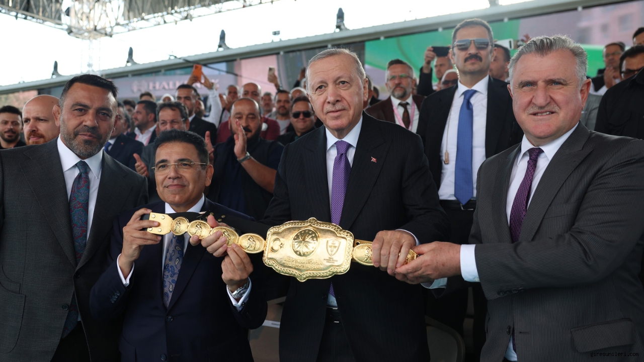 Cumhurbaşkanı Erdoğan, Yağlı Güreş Cumhurbaşkanlığı Kupası'nı takip etti