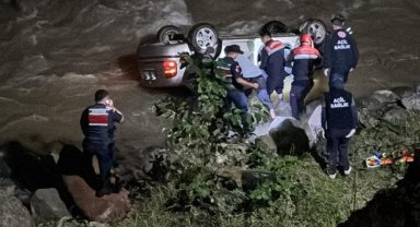 Dereye devrilen otomobilin sürücüsü öldü