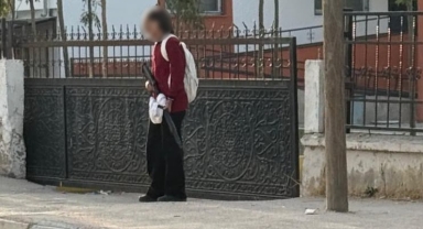 Elinde silahla okula gelen öğrenci böyle görüntülendi!
