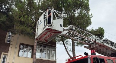 Evinde düşen 90 yaşındaki kadını itfaiye ekipleri kurtardı