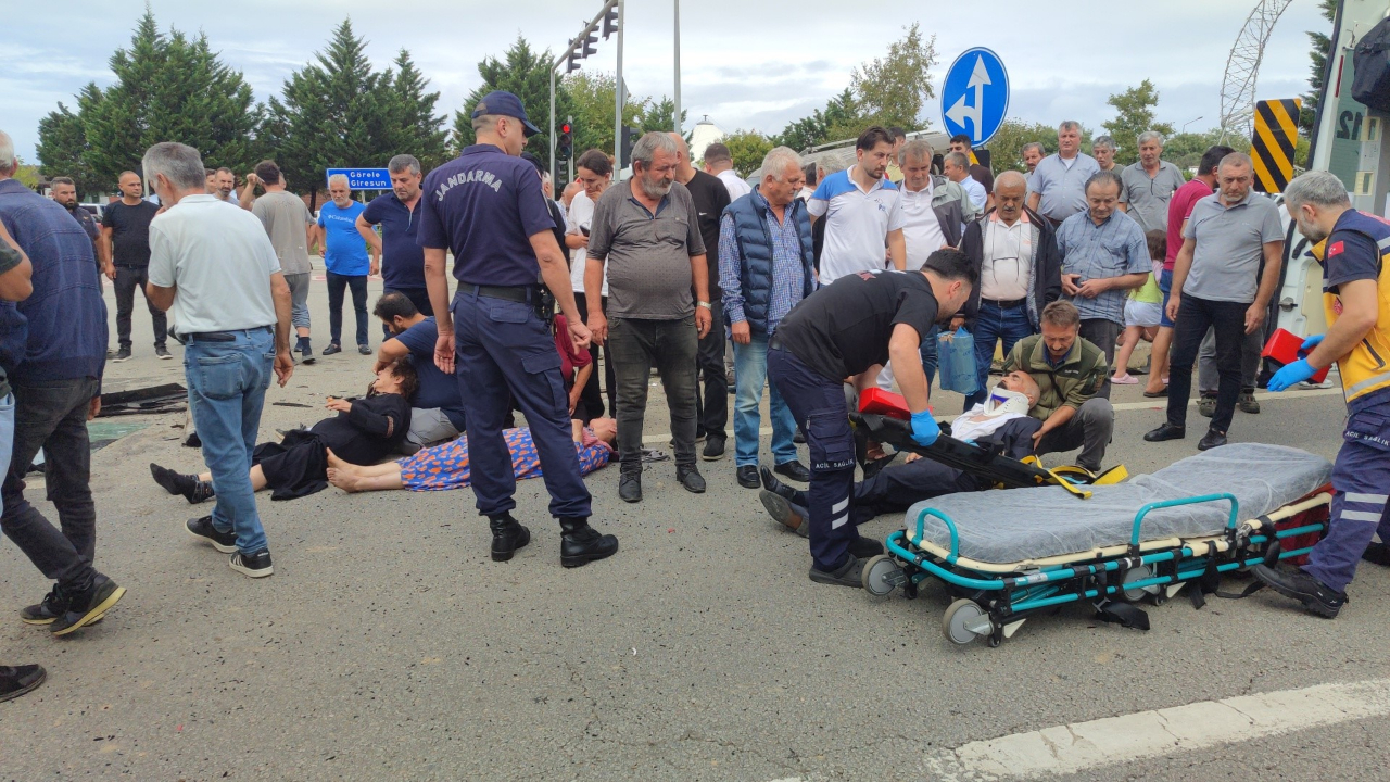 Eynesil'de Kavşak Savaş Alanına Döndü! 4 Yaralı