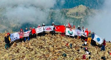 GİDOSK, 30 Ağustos Zafer Bayramı'nı 3.391 Rakımlı Marsis Zirvesi'nde Kutladı
