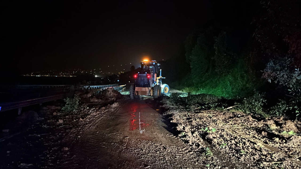 Giresun'da toprak kayması sonucu iki otomobil zarar gördü
